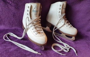 Patins blancs loisir très bon état, Jackson Glacier 120, taille Y11 équivalent pointure 26,5.
15€
Mail h.fremiot@free.fr 
